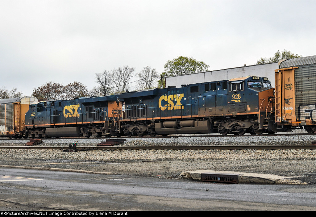 CSX 928 and 5265 on M-216